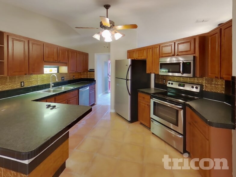 Building Photo - 1374 Godfrey Ave