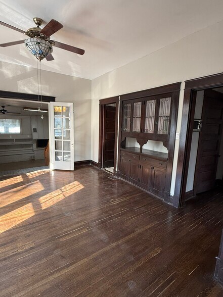 Building Photo - 907 Main St