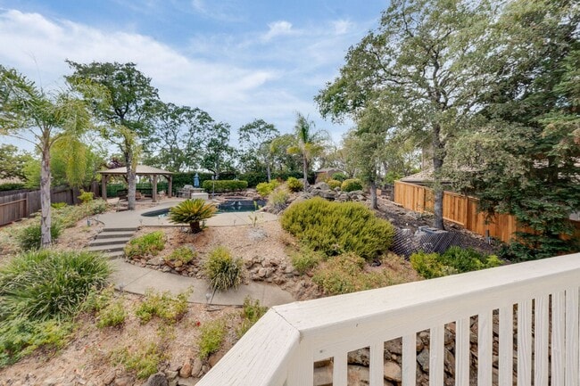 Building Photo - Luxury 4BR Home with Pool & Outdoor Kitche...