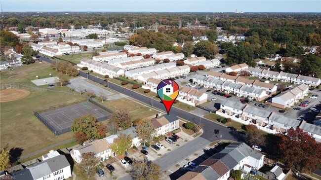 Building Photo - Spacious VB Townhouse!
