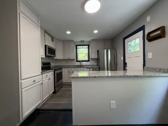 Building Photo - Beautifully Updated 4 Bedroom Cape Cod
