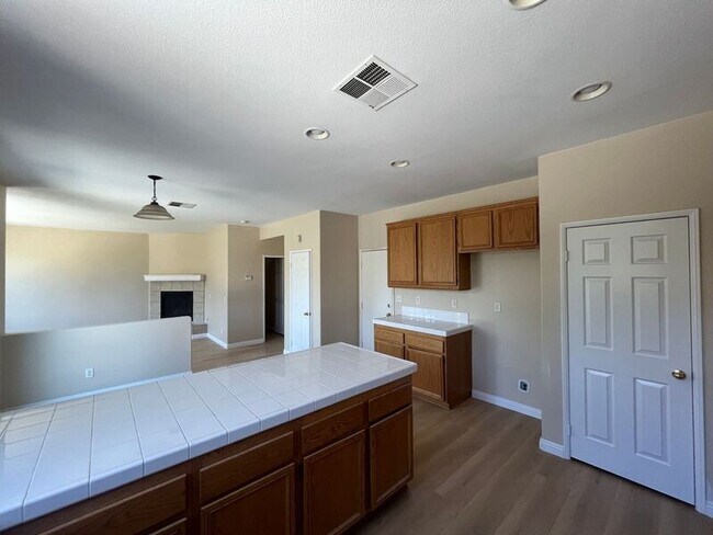 Building Photo - 31656 Rosales Ave