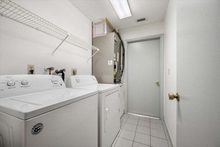 Building Photo - 2216 Amesbury Ct