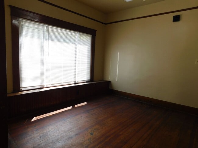 Building Photo - Cute 2 Bedroom 1 Bathroom House