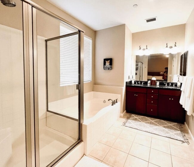 Building Photo - Private, spacious condo available for rent off of Broad Street