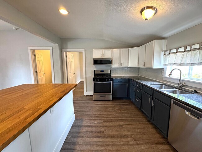 Building Photo - 1242 Cottage Ave