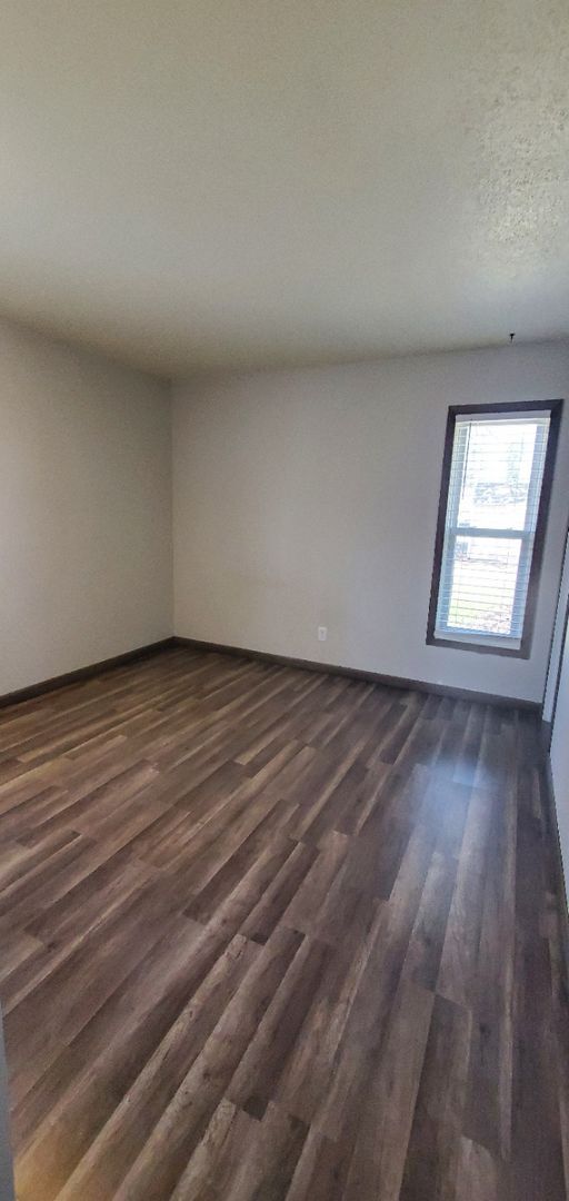 Building Photo - 5 Bedroom Updated Home