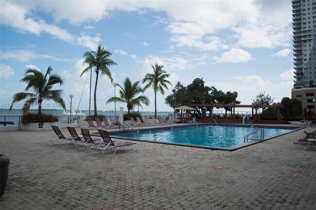 Building Photo - 825 Brickell Bay Dr