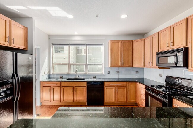 Building Photo - 418 S Reed Ct