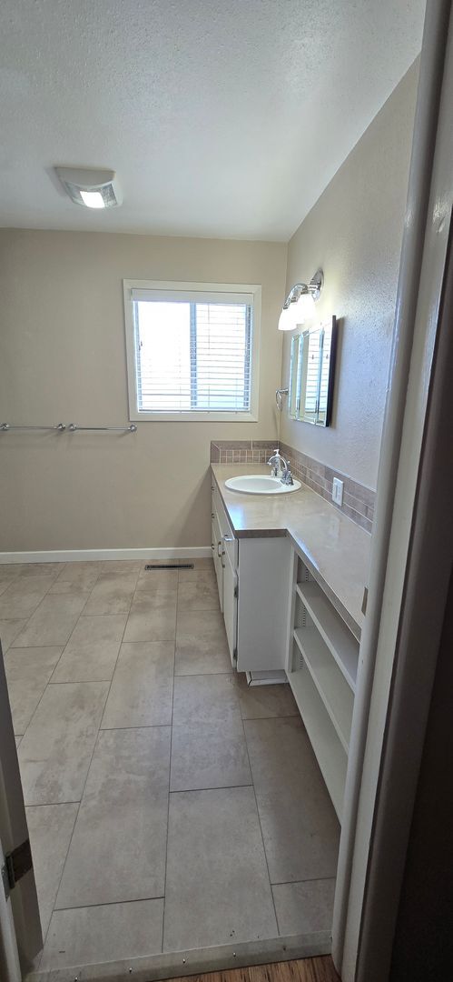 Building Photo - Well Maintained, Centrally Located 3 Bedro...