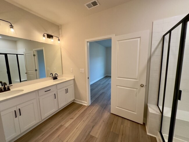 Building Photo - Custom Home in Bella Vita!