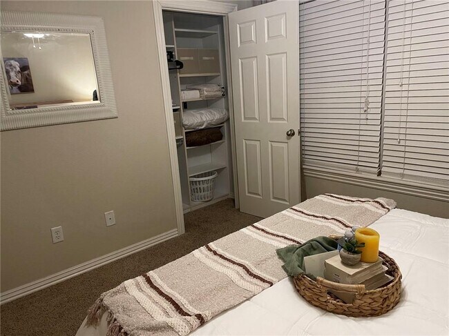 Building Photo - 3909 SW Surrey Ave