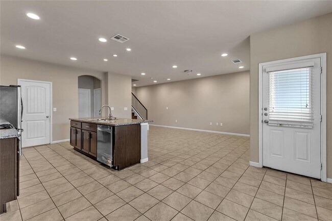Building Photo - 2880 Donnell Dr