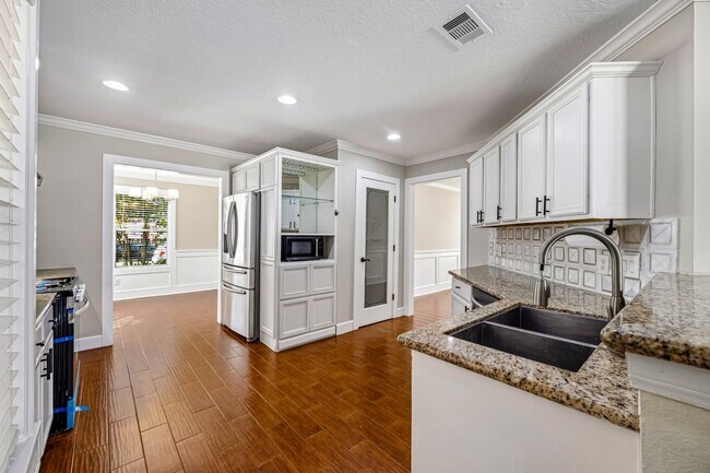 Building Photo - 5703 Basswood Dale Dr