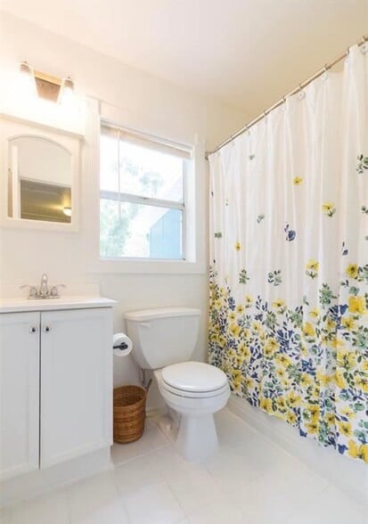 Building Photo - 1221 E Flora St