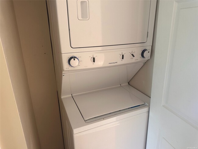 Building Photo - 82-21 Country Pointe Cir