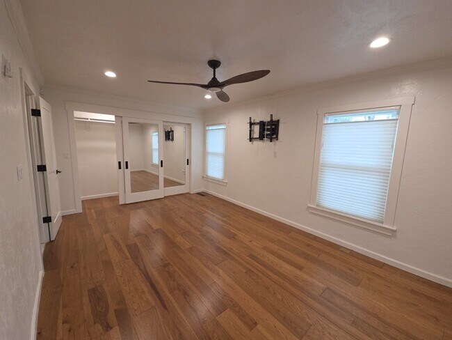 Building Photo - Elegant home with classic charm