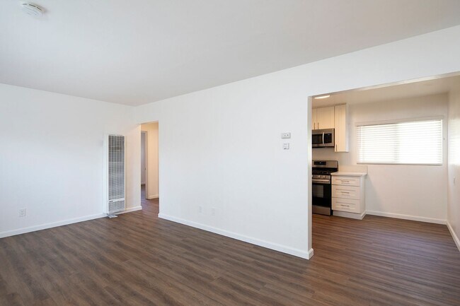Building Photo - *MOVE-IN SPECIAL!* North Park 2 BR with Parking and WASHER/DRYER!