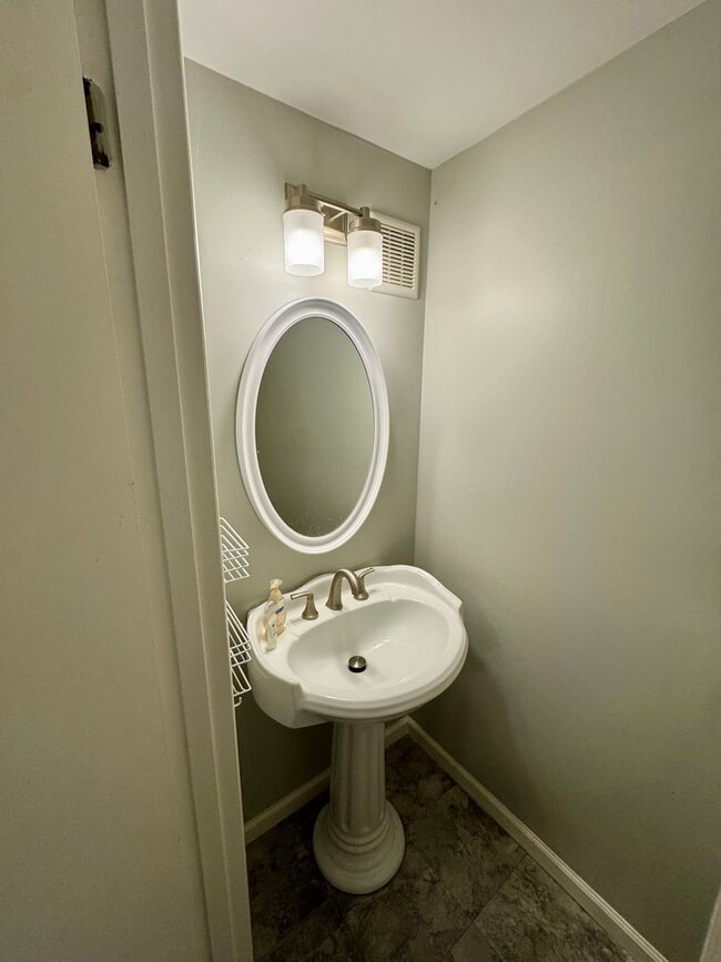 Building Photo - Charming 2 Bed 1 Bath in Cranberry!