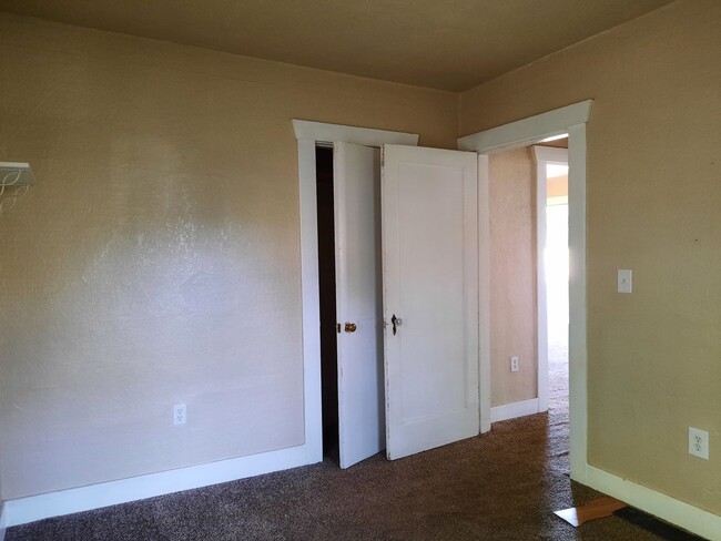 Building Photo - Pet Friendly 2 Bedroom 1  Bath