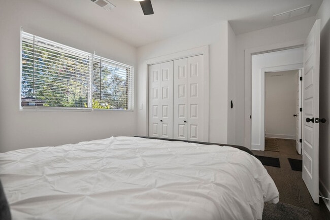 Building Photo - 975 Shadowridge Dr SE