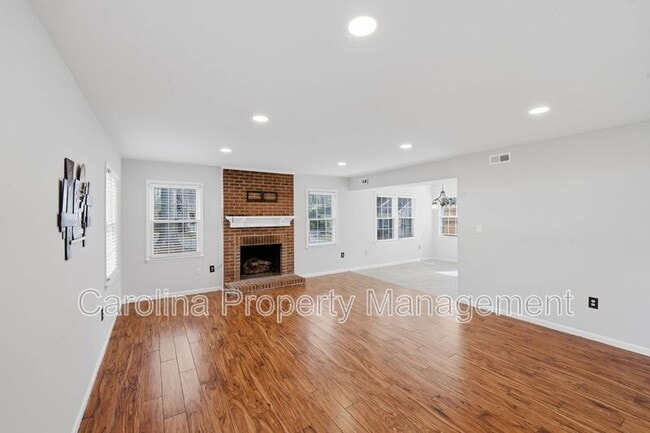 Building Photo - 805 Farm Tree Ln