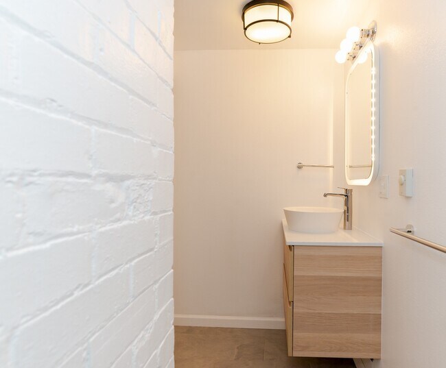 Building Photo - Fantastic 1 bedroom 1 bathroom condo in Queen Anne- Available NOW!