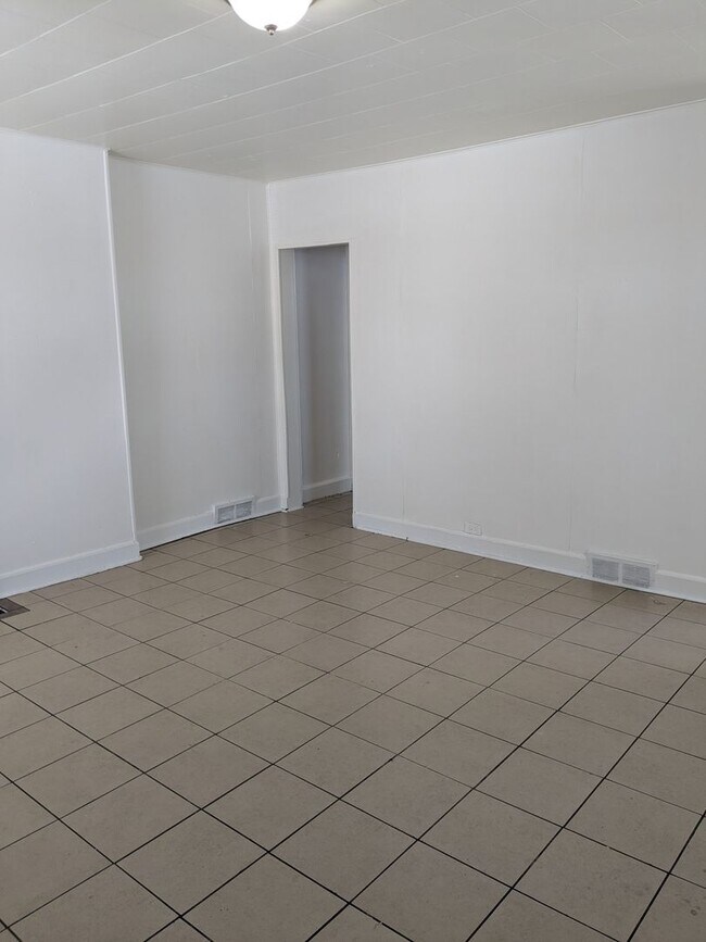 Building Photo - 2 bedroom 1 bath