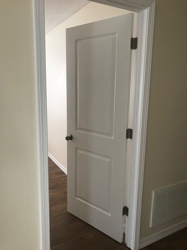 Building Photo - Convenient Location to Hulrburt Field