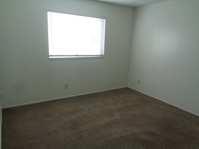 Building Photo - 1332 Hobart Dr