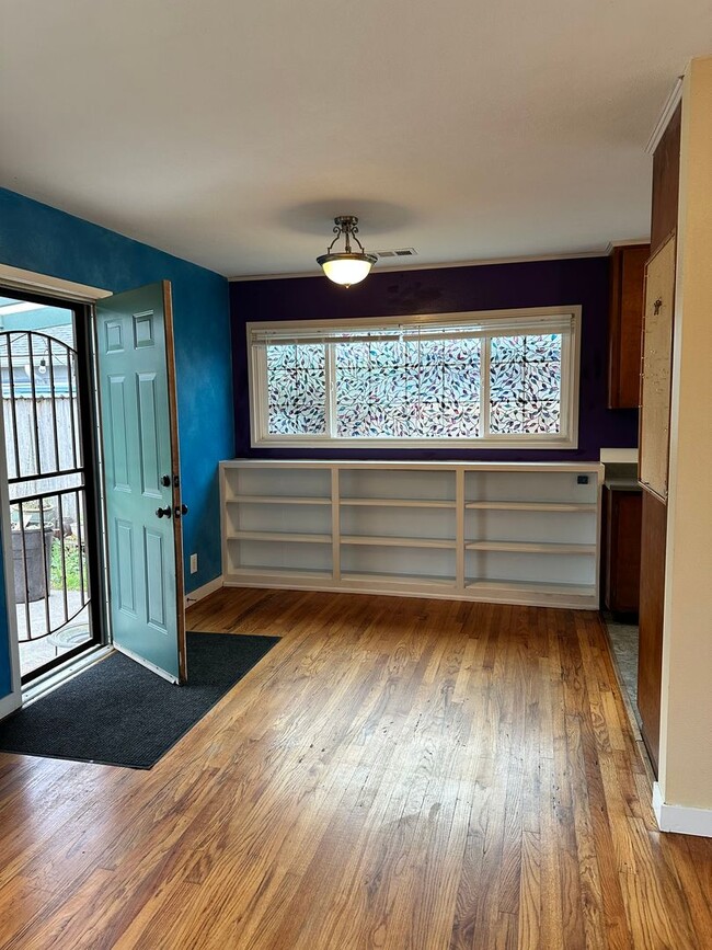 Building Photo - 2 Bedroom/ 1 Bath House in Eureka, Single car Garage with Washer & Dryer included!!