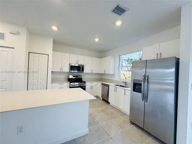 Building Photo - 243 NW 11th Ct