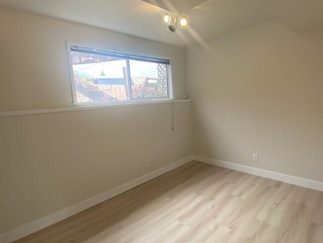 Building Photo - $3950 2520 SqFt, SFH/4BDR,2BA,office/Garag...