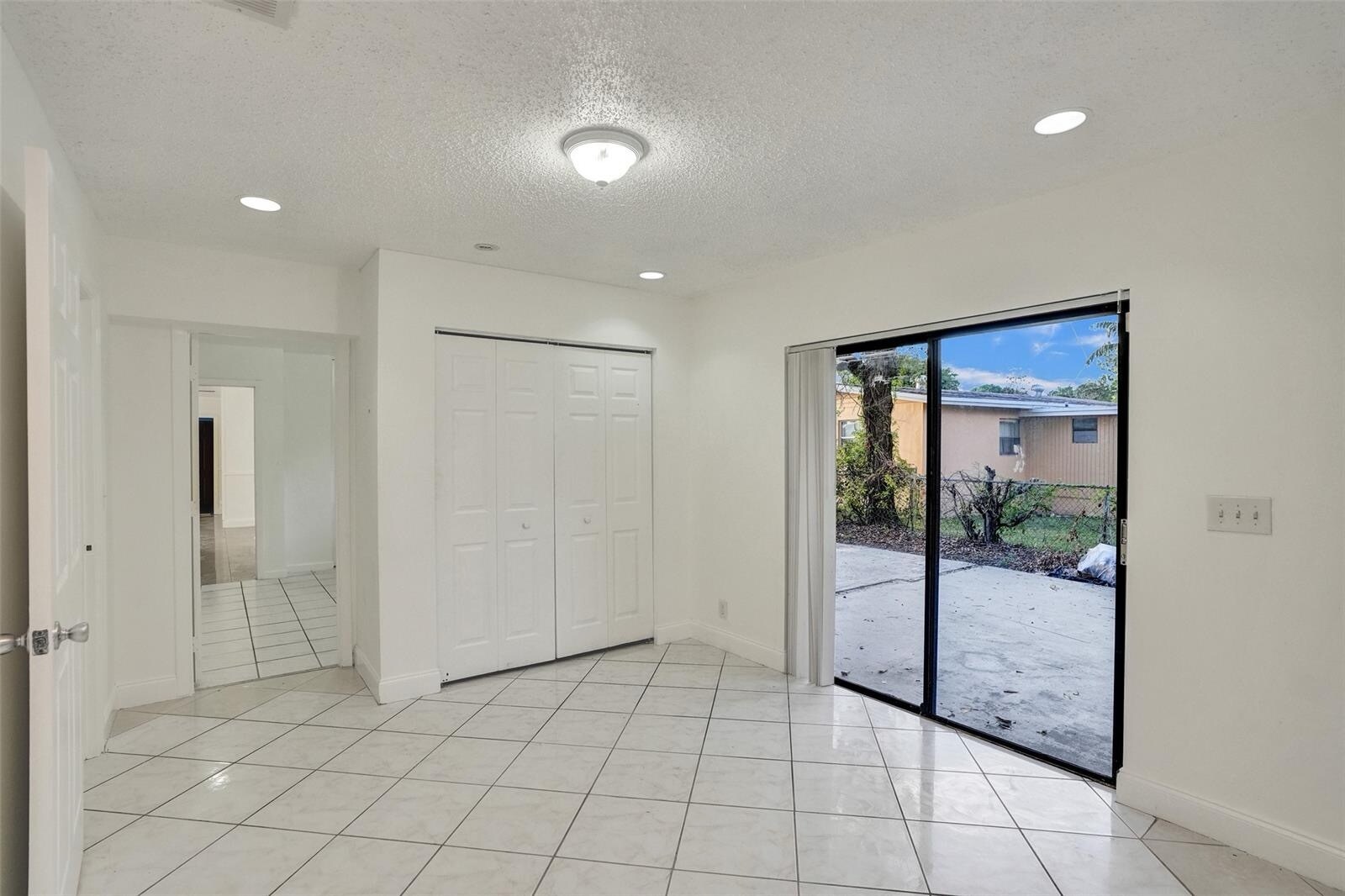 Building Photo - 1142 NW 43rd Ter