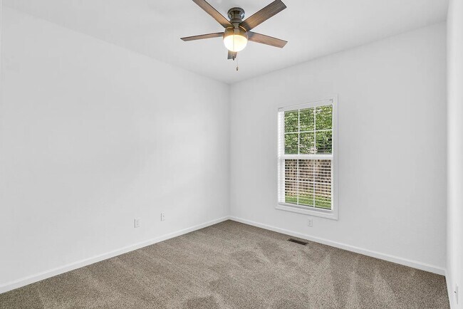 Building Photo - 104 Essex Ln