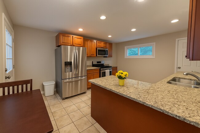 Building Photo - Crystal home for lease, 3 beds 2 baths, updates through-out!