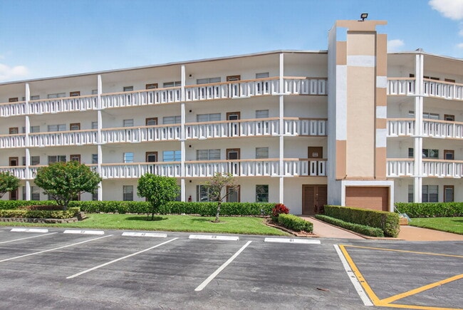 Building Photo - 2015 Cornwall Dr