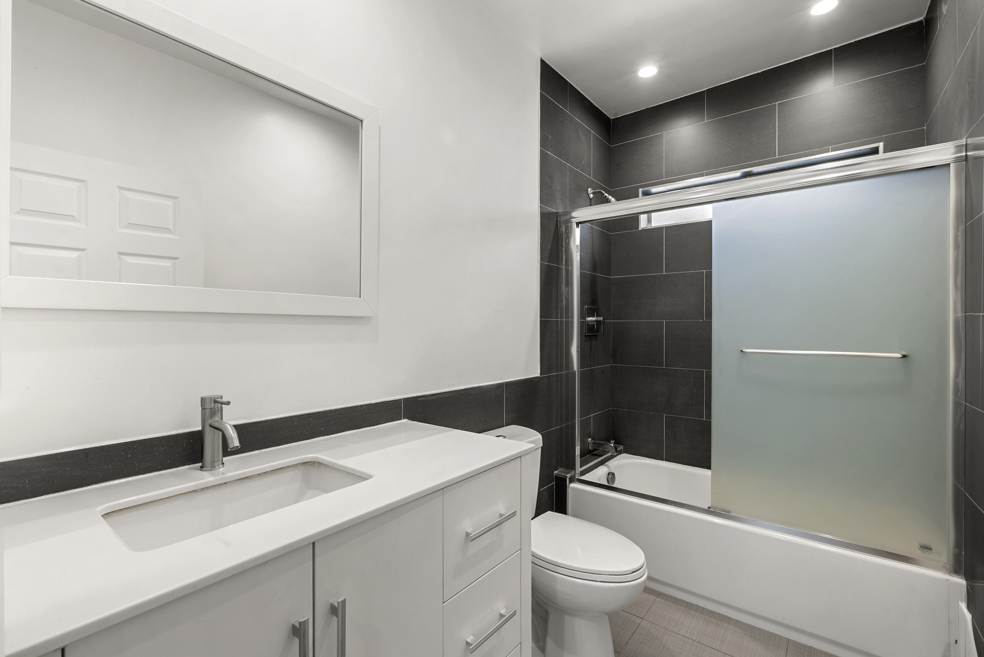 Building Photo - 1301 N Poinsettia Pl