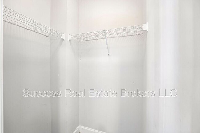 Building Photo - 1231 Ridenour Ln