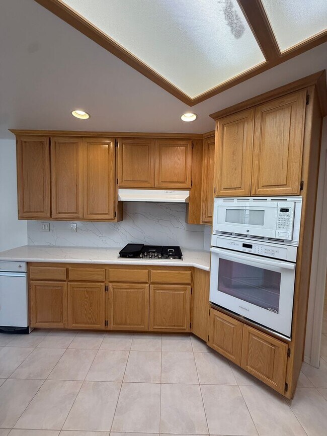Building Photo - Beautifully Updated Single Story Home in The Country Club Near The Golf Course