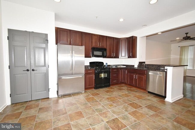Building Photo - 7575 Willow Bottom Rd