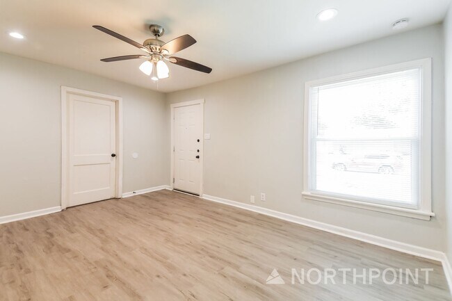 Building Photo - 3 BR/2BA | Updated Single Family Home |  Gated backyard | In Dallas!