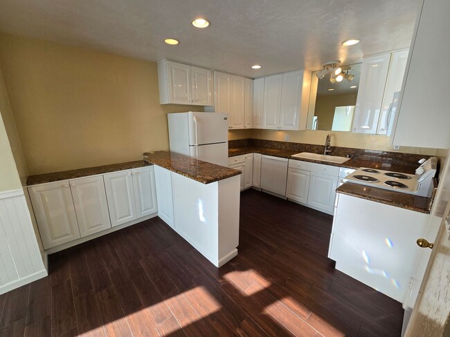 Building Photo - Spacious & Upgraded Clairemont Townhome – Prime Central Location!