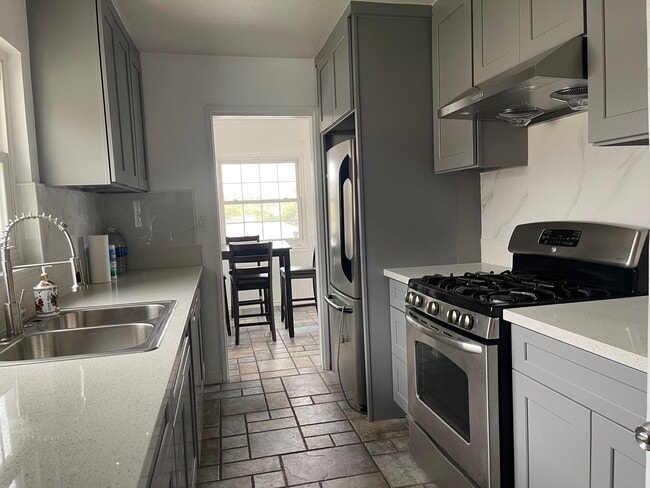 Building Photo - 3 Bed, 2 Bath House, New Kitchen plus 2 Bo...
