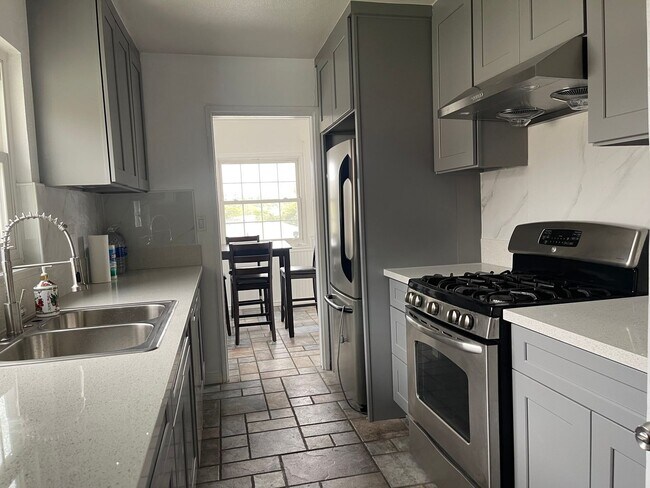 Building Photo - 3 Bed, 2 Bath House, Newer Kitchen plus 2 Bonus Rooms/Office in La Mesa!