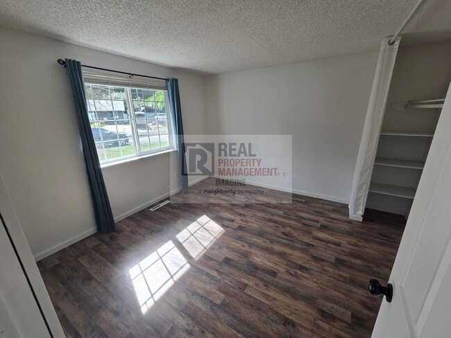 Building Photo - Updated 5 Bedroom Home!