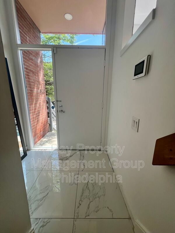 Building Photo - 834 N Newkirk St