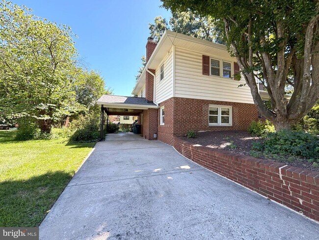 Building Photo - 7107 Tyndale St