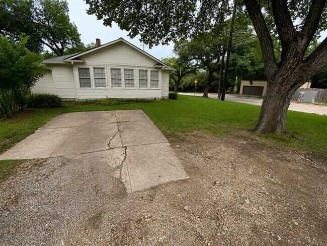 Building Photo - 3200 Harris Park Ave
