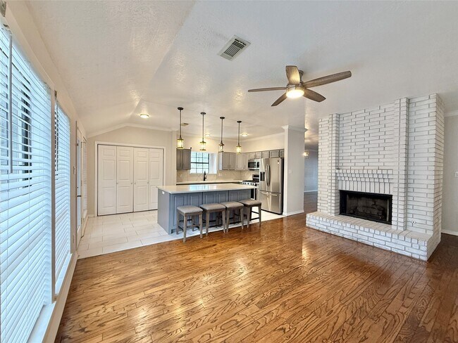 Building Photo - 42 Village Knoll Pl